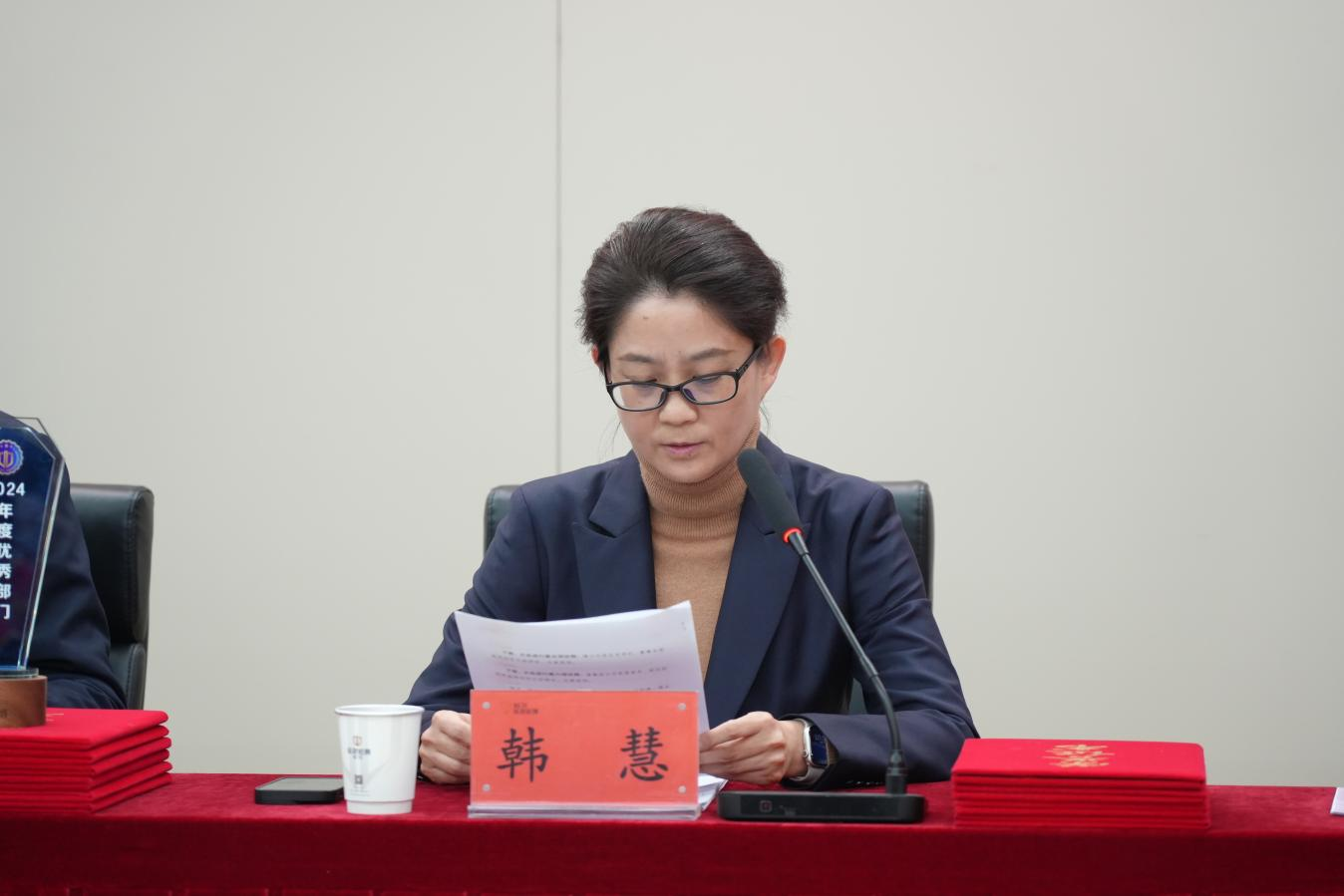 副總經(jīng)理、工會主席韓慧宣讀表彰決定.png